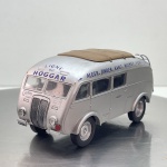 Miniatura die-cast em escala 1/43 do Renault AGP85 Saharien "Ligne du Hoggar". Apresenta pintura prateada com inscrições alusivas à rota sahariana (Alger, Zinder, Kano, Niamey, Fort-Lamy), tejadilho com cobertura em lona, escadas traseiras e logótipo "SAT". Com marcas de tempo de uso.