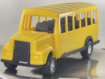 Miniatura em plástico de autocarro escolar em tom amarelo. Apresenta grelha e para-choques pretos, rodas de plástico com acabamento prateado no centro e interior com filas de assentos pretos. Medidas: 08 x 22 x 08 cm. Com marcas de tempo de uso.