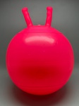 Bola pula-pula infantil inflável em material plástico flexível, coloração rosa pink. Apresenta duas alças verticais integradas na parte superior, com terminações arredondadas, destinadas ao apoio das mãos durante o uso. Válvula de enchimento visível entre as alças. Superfície lisa, sem estampas ou inscrições visíveis. Apresenta marcas de uso. Sem marca identificada. Estado de conservação regular. ball hopper, bola canguru, bola saltadora, brinquedo de saltar, bola de pular.