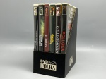 Lote composto por aproximadamente 27 DVDs e 1 Blu-ray, acondicionados parcialmente em caixa organizadora DVDteca Folha. Entre os títulos identificáveis: 'Entre Quatro Paredes', 'Terra de Ninguém', 'As Horas', 'Jackie Brown', 'O Talentoso Ripley', 'Pollock', 'Crepúsculo dos Deuses', 'R. Strauss  Arabella', 'Sinfonia do Rio de Janeiro ao São Sebastião', 'Magda Tagliaferro  Consagração', 'Nureyev  Dancing Through Darkness', 'Carmina Burana', 'Wagner  Vienna State Opera', 'Guiomar Novaes', 'Horowitz in Moscow', 'Norma', 'Leopardo', 'Bach  Mass in B Minor', 'A Dama das Camélias', 'Padre Mottinha'. Estado de conservação não verificado. mídias, discos, títulos, acervo audiovisual, vídeos