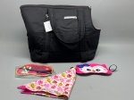 Bolsa tote em tecido na cor preta, fechamento superior por zíper, alças duplas para ombro, bolso externo frontal e lateral. Etiqueta com logotipo Tiengo. Forro interno em tecido estampado com motivo de corujas em tons rosa e multicolorido. Acompanha: lenço/bandana em tecido estampado com corujas coloridas sobre fundo rosa, assinado Tiengo; máscara de dormir em formato de coruja com aplique bordado em rosa; e máscara de dormir adicional com estampa de cachorro e inscrição "Love", acondicionada em embalagem plástica. Todos os itens apresentam sinais de uso leve. sacola, shopper, bolsa de ombro, kit, conjunto de acessórios, tiara de dormir, lenço