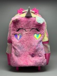 Mochila infantil com sistema de rodas e alça telescópica retrátil. Revestimento externo em pelúcia sintética multicolorida nas tonalidades rosa, amarelo e verde-menta, com acabamento tie-dye. Frente com aplicações de cílios bordados, dois corações holográficos e chifre em plástico rígido prateado. Topo com laço e asas decorativas em borracha rosa. Bolsos laterais em tela mesh. Estrutura e alças em tecido liso rosa pink. Rodas fixas na base. Alça de mão superior em plástico. Apresenta marca de uso visível na parte frontal inferior. Sem marca identificada nas imagens. trolley infantil, mochila com rodas, bagagito escolar, mochila trolley, pelúcia colorida