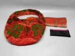 Lote composto por três peças. Bolsa tipo hobo em veludo na cor terracota/laranja, com bordados em chenille formando motivos florais e vegetais nas cores verde, marrom, vinho e laranja, detalhes em miçangas, alça única de mão, fecho em zíper com forro interno na cor laranja. Carteira em tecido matelassê laranja com aba e passador em couro caramelo, com faixa decorativa em tecido estampado floral multicolorido. Nécessaire/estojo retangular em tecido preto com estampa geométrica de pontos prateados e zíper rosa. Sem marca identificada. Estado de uso. sacola, bag, clutch, pochete, porta-objetos, estojo, purse, bolsinha
