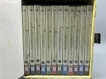 Coleção de 12 DVDs documentários produzidos pela BBC 2, editados no Brasil pela Barsa Planeta, acondicionados em caixa no formato de baú com fecho plástico e impressão ilustrada na tampa e frente. Os títulos abrangem episódios numerados de 1 a 12, entre eles: Hiroshima, A Queda do Muro e O Fim dos Czares Russos, O Assassinato de Kennedy e A Renúncia de Nixon, A Chegada do Homem à Lua, O Suicídio de Hitler e O Assassinato que Iniciou a Guerra, A Descoberta do Túmulo de Tutankamon e A Pedra de Roseta, A Noite de Cristal e O Estado de Israel, A Cisão do Átomo e Chernobyl, Coroação da Rainha Elizabeth e A Morte de Diana, O Assassinato de Martin Luther King e A Libertação de Nelson Mandela, 11 de Setembro e A Guerra do Iraque. Caixa com desgaste aparente. box set, série documental, mídia física, edição especial, conjunto de discos