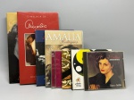 Lote composto por nove itens fonográficos dedicados à fadista Amália Rodrigues, incluindo CDs e DVDs em diferentes edições. Títulos identificados: "O Melhor de Amália" (box set edição 4 CDs, EMI); "O Melhor de Amália" Volume II (CD, EMI); "Amália Rodrigues  Rara e Inédita" (CD, 50 Anos); "Amália/Vinicius" (CD); "Mundo" (CD); "Amália Rodrigues Live in New York" (2 CDs); DVD "Amália Rodrigues"; DVD "The Art of Amália" (EMI); item comemorativo "Amália Nossa 1920-1999". Estado de conservação variável, sem verificação de reprodução. Vendido no estado em que se encontra. coletânea, discografia, fonogramas, mídia física, edição comemorativa, compilação