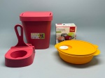 Lote composto por três itens em plástico. Kit pia na cor vermelha/framboesa, marca Prima Plast, modelo Elegance, ref. 353, capacidade 4,8 litros, composto por lixeira retangular com tampa basculante articulada e suporte porta-esponja com fixação lateral. Apresenta marcas de uso. Acompanha processador de alimentos manual da marca Wincy, na cor amarela, com tampa e válvula central, acondicionado em caixa original. Estado de conservação compatível com uso. Lote vendido no estado em que se encontra. lixeirinha, cestinha, tigela, recipiente, multiprocessador, picador, triturador, cuba