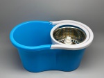Balde para mop com sistema de centrífuga giratória integrada. Corpo em plástico na cor azul com acabamento branco na borda superior e na estrutura da centrífuga. O compartimento de centrifugação é revestido internamente por cesto em metal inoxidável perfurado, com eixo central giratório em plástico branco. O balde apresenta formato anatômico com recorte lateral e alça plástica bicolor. Ausente o cabo com mop. Sem marca identificada. Apresenta marcas de uso. espremedor, escorredor, spin mop, balde espremedor, balde giratório