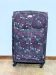 Mala de viagem grande, estrutura semirígida revestida em tecido sintético estampado com motivos florais nas cores preto, rosa e branco. Marca GA identificada por plaqueta metálica na parte frontal. Quatro rodas giratórias (spinner) em plástico preto. Fechamento principal por zíper duplo perimetral, com bolso frontal superior e bolso frontal inferior com zíper, além de alça lateral retrátil e alça de mão superior. Puxadores em tom prateado. Rebites decorativos nas laterais. Apresenta sinais de uso. bagagem, trolley, mala de bordo, mala despachada, mala de rodinha