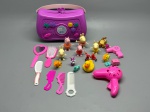 Lote composto por conjunto diverso de brinquedos infantis em plástico. Inclui bolsa organizadora roxa com alça e fecho no formato de laço, identificada com etiqueta 'Ativa Fashion'; aproximadamente seis miniaturas de personagens do universo Peppa Pig em policromia; demais miniaturas variadas (pato de borracha amarelo, figuras de animais, triciclo vermelho em miniatura e veículos pequenos); dois secadores de cabelo de brinquedo na cor pink; escova de cabelo rosa com espelho em formato de coração; e quatro pentes em rosa e branco. Itens sem embalagem original. Estado de conservação variado. kit infantil, conjunto de toys, bonequinhos, acessórios de faz de conta, réplicas em miniatura, personagens colecionáveis