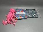 Lote composto por três itens. Cabide secador de roupas em plástico na cor rosa, formato radial com gancho superior, hastes articuladas e aproximadamente 16 prendedores com mola metálica fixados por cordão. Dois itens têxteis embalados em plástico transparente: o primeiro com tecido estampado em fundo azul com motivo de melancias e detalhe em renda branca; o segundo com tecido cinza estampado com arabescos em azul, dotado de zíper. Estado de conservação aparente bom. Sem marcas ou fabricante identificáveis nas imagens. varal de pendurar, pregador, porta-roupa, bolsa com zíper, necessaire, bandana, lenço estampado, frutado