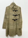 Casaco feminino longo em malha de textura estruturada, na cor bege com padrão xadrez formado por listras horizontais e verticais em tom off-white. Gola alta drapeada, mangas longas e corte levemente evasê. Fechamento frontal por três ilhós duplos em couro sintético marrom-escuro com botões redondos na mesma cor. Bolsos laterais aparentes na parte inferior. Sem marca ou tamanho identificáveis nas imagens. Apresenta sinais de uso. sobretudo, casacão, agasalho, trench, duffel coat, peça de frio, roupa feminina