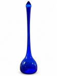 Garrafa de vidro soprado na cor azul cobalto, com corpo bojudo em formato de gota, gargalo longo e fino, e rolha cônica do mesmo material e coloração. Apresenta bolha de ar incorporada na parede do corpo, característica de peça soprada artesanalmente. Superfície lisa e translúcida, sem decoração adicional. Altura aproximada de 1 metro. Sem marca ou procedência identificada. frasco, decanter, vaso, recipiente, peça em vidro, azul royal, vidro translúcido