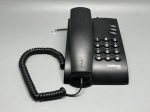 Telefone fixo com fio, marca Intelbras, modelo Pleno, na cor preta. Corpo em plástico, teclado numérico com 12 teclas em formato oval com letras e números em branco. Apresenta três teclas de função identificadas como Redial, Flash e Mute. Fio espiralado do monofone e cabo de linha telefônica com conector RJ-11 aparentes. Monofone destacado visível em uma das imagens, exibindo detalhes da parte inferior. Indicadores luminosos na base e no monofone. Estado de conservação aparente: usado. aparelho telefônico, telefone analógico, telefone residencial, telefone corporativo, terminal telefônico