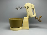 Batedeira elétrica portátil marca Britânia, modelo Multi Star, em plástico na cor bege/creme. Acompanha suporte de mesa encaixável em plástico na mesma tonalidade, tigela removível em plástico na cor verde-oliva e um par de batedores em metal cromado. O motor é acoplado ao suporte por encaixe, permitindo uso manual ou sobre a base giratória. Cabo elétrico original com plugue de dois pinos. Apresenta marcas de uso e amarelamento natural do plástico pelo tempo. Estado geral compatível com o uso. Não testada. Acompanha todos os acessórios visíveis nas imagens. mixer, batedeira de cozinha, batedeira elétrica, aparelho de bater, utensílio elétrico, batedeira retrô