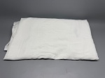 Lençol para cama box nas medidas 190x137 cm, em tecido na cor branca. Apresenta bordado floral distribuído ao longo de toda a extensão do pano, com motivos de flores miúdas, folhas e hastes onduladas executados em ponto bordado branco sobre o fundo claro. O item se encontra dobrado. Composição do tecido não identificada por etiqueta visível nas imagens. roupa de cama, fronha, enxoval, lençol bordado, têxtil doméstico