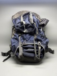 Mochila para trekking da marca Free Knight, linha Trekking. Corpo principal em tecido sintético azul marinho com estampa texturizada, parte superior em cinza. Frente com múltiplos compartimentos e sistema de fechamento por cordão. Alças frontais em fita de nylon cinza com fivelas plásticas. Verso com sistema de suspensão em armação, alças acolchoadas com revestimento em mesh, cinta lombar com fivela e regulagem. Alças laterais para compressão. Apresenta sinais de uso. Estado geral compatível com uso. bolsa de trilha, mochilão, pack, backpack, mochila de montanha, mochila cargueira