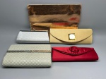 Lote composto por cinco bolsas tipo clutch para festas. Uma em material metalizado dourado/rosê, formato envelope com aba dobrada. Uma em tecido prateado com fecho metálico prateado. Uma em tecido bege com aba curva e aplicação de placa quadrada dourada com espelho. Uma em malha metálica prateada com barra rígida metálica. Uma em tecido acetinado vermelho, formato envelope, com aplique de rosa em cetim no centro da aba. Sem marcas identificadas. Conservação variável entre as peças, com sinais de uso. bolsa carteira, minaudière, pochete, evening bag, bolsa de mão, carteira de festa