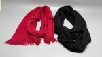 Lote composto por três peças de acessórios de inverno em malha. Cachecol vermelho em ponto canelado com franjas nas extremidades, apresentando etiqueta lateral. Cachecol/gola infinita na cor preta, sem franjas, formato tubular. Faixa de pescoço preta em malha macia com bordas caneladas, conforme detalhado na segunda imagem. Material aparenta ser misto de lã ou acrílico. Peças sem marca identificável nas imagens. Estado de conservação aparentemente bom, com pequenos fios soltos visíveis na faixa preta. echarpe, lenço, snood, gola tubular, xale, muffler, pescoceira