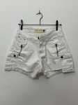 Lote composto por dois shorts femininos. O primeiro, marca Zippie, tamanho 38, em sarja na cor branca, com detalhes de puídos e barra desfiada, bolsos laterais com zíper e botões metálicos. O segundo, sem marca identificada nas imagens, em tecido estampado com motivo floral em fundo azul marinho, tons de vermelho e verde, fechamento por botão, modelagem solta com barra arredondada. Ambas as peças apresentam uso. Tamanho declarado P. Lote com 2 peças. bermuda, short jeans, calção, vestuário feminino, peças de roupa