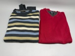 Lote composto por dois pulls masculinos de malha de manga longa. O primeiro apresenta gola redonda e listras horizontais nas cores cinza escuro, azul claro, bege e off-white, com punhos e barra em canelado; etiqueta interna visível com marca não legível nas imagens. O segundo possui decote em V na cor vermelho, em malha lisa, com etiqueta interna visível. Ambas as peças apresentam costuras em bom estado aparente, sem rasgo ou deformação visível. Tamanhos não confirmados pela imagem. Estado de conservação geral bom. blusa de lã, tricô, jumper, sweater, maglia, casaco de malha, blusão