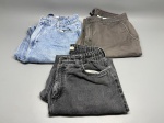 Lote composto por três calças masculinas usadas. A primeira é calça jeans de lavagem clara com cós elástico. A segunda é calça jeans de coloração cinza escurecida com cós elástico, tamanho 38. A terceira é calça chino de tecido liso na cor verde musgo/caqui escuro, com cós de botão e zíper, quatro bolsos, corte reto, apresentando etiqueta interna com marca não identificada com clareza. Todas as peças apresentam sinais de uso. Estados de conservação variados. Marcas e tamanhos das demais peças não identificados nas imagens. indumentária, roupa, bermuda comprida, sarja, brim, pants