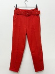 Lote composto por duas calças femininas. A primeira, na cor vermelha, apresenta corte reto, cós alto com passantes, detalhe de vinco frontal, bolsos laterais e cinto integrado com fivela de metal prateado e ilhoses. A segunda, na cor branca, apresenta corte reto largo (estilo pantalona cropped), cós médio sem passantes e tecido com bordado inglês em padrão floral e circular distribuído por toda a peça. Marca e composição dos tecidos não identificadas. Estado de conservação aparente bom, sem sinais visíveis de danos nas imagens. calças, indumentária, roupa feminina, peças de roupa, conjunto de calças, calça com cinto, calça bordada