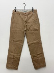 Calça estilo chino masculina, na cor bege/caqui, confeccionada em tecido liso. Fechamento frontal por zíper e botão. Apresenta passantes para cinto na cintura, dois bolsos frontais do tipo faca, dois bolsos traseiros com aba  um com botão. Etiqueta interna visível na cós com indicação de marca não identificável na imagem. Corte reto, sem pregas. Tamanho 42. Apresenta sinais de uso com amassados no tecido. pantalona, trouser, calça social casual, khaki