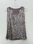 Lote composto por duas peças femininas. A primeira é uma regata com forro em tecido rosê/lilás e cobertura total em paetês prateados, decote redondo e recorte nas costas estilo nadador. A segunda é uma blusa cropped manga longa em tecido semitransparente preto, decote redondo com acabamento em fita, barra com elástico franzido e acabamento interno aparente com fios soltos na barra. Marcas e tamanhos não identificados nas imagens. Estado de conservação a verificar presencialmente. top, blusa com lantejoulas, camiseta, roupa, indumentária, peça de roupa, conjunto