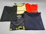 Lote composto por cinco camisetas femininas. Inclui: camiseta preta gola V com bordado de logo polo em vermelho; camiseta amarela com gola listrada verde com estampa 'Brazilian Girlie'; camiseta laranja manga curta com textura em relevo e estampa frontal temática Paris com figura feminina e elementos urbanos em azul; camiseta cinza mescla gola V com estampa em amarelo neon; camiseta azul marinho sem estampa. Peças de malha, aparentemente algodão ou misto. Tamanhos variados, não confirmados individualmente. Estado de conservação a verificar pelo arrematante. blusa, t-shirt, camisa manga curta, conjunto de peças, kit de vestuário