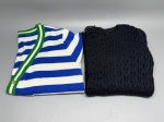 Lote composto por dois casacos de malha. O primeiro é um cardigan de tricô com listras horizontais nas cores azul e branco, acabamentos em verde nas bordas do decote V, punhos e barra, fechamento frontal com botões dourados e dois bolsos frontais. O segundo é um pullover de tricô rendado na cor azul-marinho, com gola redonda e ponto vazado em todo o corpo, apresentando etiqueta interna. Ambas as peças sem marca identificável nas imagens, sem tamanho confirmado para o cardigan. Estado de conservação aparente: regular a bom. blusa de lã, suéter, agasalho de malha, peça de tricot, jumper, blusa de tricô