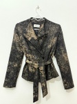 Blazer feminino da marca Soprano, confeccionado em tecido texturizado com padrao floral em tons de preto e dourado. Apresenta lapela com gola de alfaiataria, fechamento frontal com botoes, mangas longas e cinto removível no mesmo tecido para ajuste na cintura. O verso exibe decote careca sem lapela. Forro interno visível na região do colarinho. Conservado. Tamanho não identificado nas imagens. casaco, paletó, jaqueta estruturada, peça de alfaiataria, casaqueto