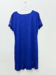 Lote composto por dois vestidos curtos femininos. O primeiro, em renda floral na cor azul royal, com manga curta, decote redondo e babado na barra. O segundo, na cor vermelho/vinho, com corpo em tecido texturizado em padrão geométrico e ombreira/gola em guipir floral, manga curta e decote em V; apresenta etiqueta de marca não legível nas imagens. Ambos os modelos são de comprimento acima do joelho. Estado de conservação aparente: usado. Marca, tamanho e composição não confirmados por etiqueta legível. indumentária, peça feminina, dress, vestido de festa, tecido rendado, bordado, encaje