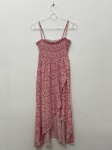 Lote composto por dois vestidos femininos de alças finas. O primeiro, em tecido leve com estampa floral nas tonalidades rosa, vermelho e branco, apresenta busto franzido (lastex), babado lateral e barra assimétrica. O segundo, em tecido liso na cor vermelho/coral, possui decote em V com amarração frontal em nó, saia evasê e fileira de botões escuros na frente. Marca e tamanho não identificados nas imagens. Ambas as peças aparentam estado de uso regular. O lote é vendido no estado em que se encontra. sundress, vestido de verão, vestido de alcinha, midi, curto, estampado, liso, nó frontal, assimétrico, lastex