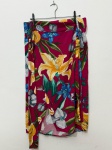 Lote composto por duas saias midi femininas. A primeira apresenta estampa floral tropical em fundo bordô, com flores em tons de amarelo, azul, branco e folhagens em verde, modelo transpassado com amarração lateral e barra assimétrica, em tecido de aspecto leve, possivelmente viscose. A segunda apresenta estampa animal print oncinha em tons de caramelo e preto, modelo reto com babado frontal e barra irregular, em tecido de aparência acetinada. Ambas fotografadas em cabide, sem etiquetas ou marcas visíveis identificadas nas imagens. Estado de conservação aparente: bom. wrap skirt, saia envelope, saia evasê, print tropical, leopardo, felino, pareo