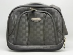 Fretboard (frasqueira de viagem) da marca Bagaggio Sport & Travel, em tecido sintético preto com padronagem xadrez em relevo. Estrutura semirrígida com alça superior, zíper duplo no compartimento principal e bolso frontal com zíper. Ferragens em metal tom prata. Plaqueta oval com logotipo da marca aplicada na frente e no bolso lateral. Apresenta sinais de uso. Sem medidas verificadas. nécessaire de viagem, bolsa de bordo, bolsa de mão, kit de viagem, mala de mão pequena, pochete rígida