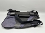 Peitoral para cão confeccionado em tecido nas cores cinza e roxo, com revestimento interno em malha respirável. Apresenta tiras de nylon preto com fivelas plásticas de ajuste e fechamento em velcro em múltiplos pontos. A estrutura é acolchoada e possui alça superior para manejo do animal. Sinais de uso visíveis. Sem identificação de marca. arreio, arnês, vest, harness, guia, equipamento pet, coleira peitoral