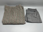 Lote composto por duas peças. A primeira é uma calça de tecido xadrez príncipe de gales nas cores preto, branco e vermelho, com cós estruturado e passantes para cinto. A segunda é uma legging feminina cinza mescla com cós largo e logotipo 'ns' bordado em preto na cintura, com bolsos laterais e acabamento em tecido sintético elástico. Ambas as peças encontram-se dobradas; estado de conservação a verificar pelo arrematante. Tamanhos não identificados nas imagens. Lote vendido no estado. calça estampada, legging fitness, calça casual, roupa feminina, conjunto de roupas, peças avulsas
