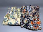 Lote composto por duas peças de vestuário feminino. A primeira é uma calça de corte folgado com cós franzido em elástico, confeccionada em tecido leve com estampa floral em tons de azul, verde, rosa e creme. A segunda peça, apresentada dobrada, aparenta ser um conjunto ou robe com estampa paisley/arabesco nas cores azul marinho, laranja, azul-claro e branco, com acabamento em vivo branco. Ambas as peças sem etiqueta visível nas imagens. Estado de conservação aparente: usado. Marca, tamanho e composição de tecido não identificados. indumentária, traje, roupa, peças, moda feminina, franzido, vivo, estamparia