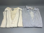 Lote composto por duas peças femininas. A primeira é blusa off-white com fechamento frontal por botões forrados, vivo em preto nas laterais e acabamento franjado na abertura central, sem colarinho. A segunda é camisa de manga longa com colarinho, tecido listrado em azul e branco com estampa de poás azul-marinho, fechamento por botões brancos e fenda nas laterais da barra. Ambas apresentam etiquetas internas visíveis, marcas e tamanhos não identificáveis nas imagens. Estado de conservação geral aparente, com sinais de uso. peças de vestuário, indumentária, roupa feminina, camisa social, blusa de botões, estampa poá