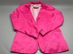 Blazer feminino da marca Zara Woman, na coloração rosa pink. Modelo com lapela entalhada, mangas longas, dois bolsos frontais de faca e fechamento frontal sem botão aparente. Forro interno em tecido listrado nas cores rosa e branco. Etiqueta da marca visível na parte interna do colarinho. O tecido externo apresenta aspecto acetinado. Tamanho não legível nas imagens. Apresenta amarrotados decorrentes de uso e/ou armazenamento. Estado de conservação a verificar presencialmente. paletó, casaco, jaqueta social, peça feminina, forro listrado, acetinado