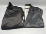 Conjunto feminino composto por blazer e calça, na cor preta, marca Zara Woman, tamanho EU XS / US AXS / MEX 24, fabricado no Marrocos. O blazer apresenta lapela em pico, forro interno listrado em branco e vermelho com manchas visíveis, e acabamento acetinado na face externa. A calça é na mesma tonalidade, com tecido de aspecto liso. Ambas as peças apresentam sinais de uso. Composição de material não identificada pela etiqueta visível nas imagens. terno feminino, smoking feminino, paletó, traje, vestuário, roupa social