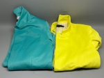 Lote composto por dois conjuntos femininos da marca Zara Woman. O primeiro conjunto, na cor turquesa, é formado por blazer com lapela, forro interno listrado, fechamento frontal oculto e blusa de gola alta com mangas longas, ambos na mesma tonalidade. O segundo conjunto, na cor amarelo-neon, é composto por peças de modelagem semelhante, com gola alta e mangas longas. As peças apresentam etiquetas da marca visíveis. Estado de conservação não verificado. Composição dos tecidos não identificada. Tamanhos não confirmados. indumentária, vestuário, peças femininas, roupa de marca, traje, jaqueta