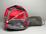 Lote composto por dois itens. Mochila de tecido sintético nas cores vermelho e cinza, marca Water Polo Outdoor Concept, com múltiplos compartimentos com zíper, bolsos laterais em tela, alças reguláveis e reforços em nylon. Bolsa transversal pequena em material sintético granulado na cor cinza, com detalhe frontal em material marrom, ferragens na tonalidade dourada, fechamento por zíper superior e alça de ombro ajustável com revestimento marrom e base em tecido. Ambos os itens apresentam sinais de uso. shoulder bag, crossbody, bag, mochilinha, pochete, bolsa de ombro