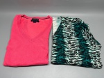 Lote composto por duas peças femininas de malha. A primeira é um suéter da marca Tommy Hilfiger, cor rosa coral, decote em V, manga longa, acabamento canelado nas mangas, punhos e barra, com bordado da marca no peito e etiqueta interna identificando mistura de algodão fino (Prime Cotton Blend). A segunda peça é uma blusa estampada em tons de verde, turquesa, branco e preto, com estampa de padrão animal print, aparentemente de malha fina, sem marca identificada visualmente. Ambas as peças apresentam uso. Tamanho não verificado. tricô, malharia, pulôver, camiseta, top, roupa feminina, peças de roupa, indumentária