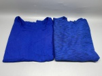 Lote composto por duas peças do vestuário feminino na cor azul. A primeira é uma blusa sem mangas em tecido plano, com decote redondo e quatro botões de acabamento na lateral esquerda, de aspecto semelhante ao linho. A segunda é uma peça em tecido de malha canelada bicolor, em tons de azul e azul-marinho mesclados, aparentando ser blusa de manga. Ambas as peças encontram-se dobradas. Marca, composição de fibras e tamanhos não identificados nas imagens. Estado de conservação aparente: bom. indumentária, confecção, top, regata, tricô, malharia, cobalto