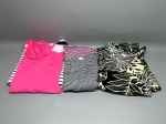 Lote composto por três blusas femininas. A primeira é manga curta, na cor rosa pink, com recorte nas alças em branco e azul marinho, gola redonda e etiqueta interna visível. A segunda apresenta listras em tons de rosa, roxo, preto e branco, com detalhe de faixa contrastante na cintura. A terceira possui estampa de folhagens em preto e bege/creme, com alças, modelo sem manga. Materiais prováveis: malha e tecido leve tipo viscose. Marcas não identificadas com clareza nas imagens. Estado de conservação aparente: usado. camiseta, top, regata, camisa feminina, peça de vestuário, indumentária