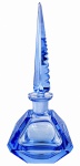MOSER - Perfumeiro  em cristal Moser, de refinado design geométrico, com base quadrada em tom azul translúcido e tampa alongada em formato de obelisco facetado. Exemplo da excelência da tradicional manufatura tcheca, conhecida pela pureza e brilho de seus cristais lapidados.Uma peça de destaque para colecionadores e amantes do vidro artístico europeu. Mede 25 cm altura.