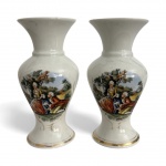 Par de graciosos vasos em porcelana São Pedro, adornados com cena clássica campestre em decalque colorido e detalhes em ouro. Peças decorativas de época, elegantes e bem preservadas, ideais para composição refinada. Possui registro na base. Mede 16,5 cm.