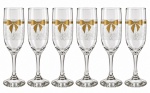 Conjunto de taças decoradasConjunto com 6 taças em vidro para espumante, decoradas com friso dourado e delicado motivo de laços, sobre fundo com padronagem sutil gravada. Peças elegantes, adequadas para champanhe ou espumante, de produção do século XX. Bom estado geral, com leves sinais de uso compatíveis com a idade. Mede 18,5 cm.