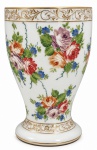FRANCA SÉC. XIX - Imponente vaso em opalina francesa, corpo ricamente decorado com pintura floral policromada à mão, apresentando rosas e folhagens, além de delicados frisos dourados no bordo e na base. Peça de elegante formato clássico, típica da produção europeia do final do século XIX de forte apelo decorativo e colecionável. Mede 30 cm altura x 20 cm diâmetro.